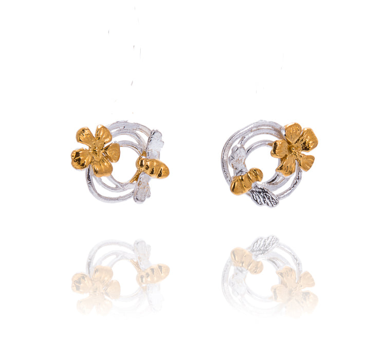 Round silver earrings with gold bee and flower