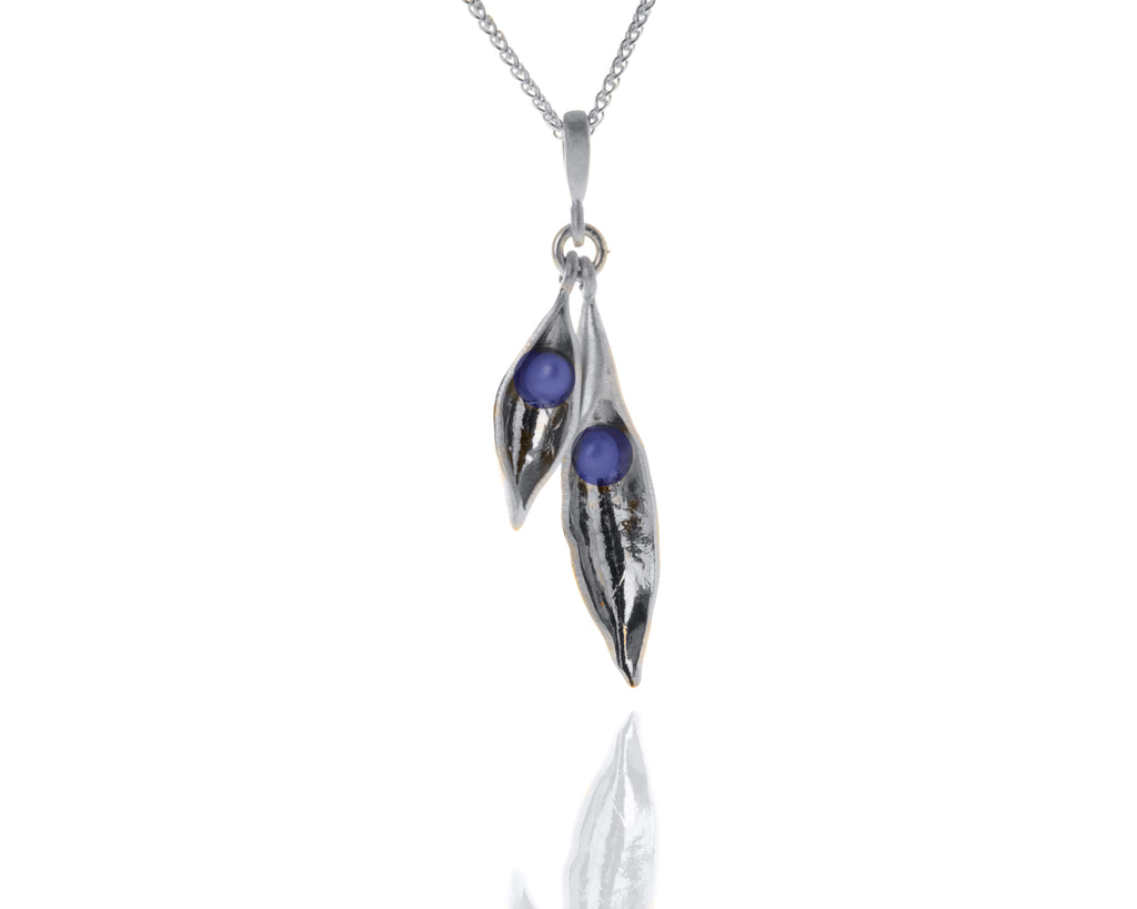 silver and black pearl pea pod necklace